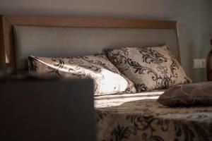 Posteľ alebo postele v izbe v ubytovaní Sunset Studios - Suites with Seaview & Back Side Apartements
