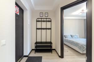 1 dormitorio con cama y espejo en ARTAL Apartment on Obolonskyi Avenue 16, en Kiev