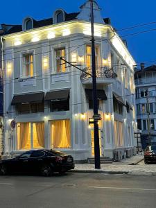 a black car parked in front of a white building at Villa al Tempio in Pazardzhik