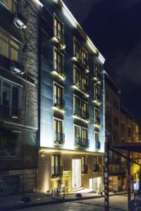 um edifício com varandas de lado à noite em Home Of Istanbul em Istambul