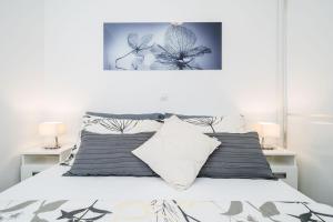 een slaapkamer met een bed met een foto aan de muur bij Apartments Ratac Lobrović with private beach and beautiful sunset in Slano