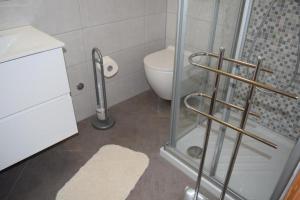 Koupelna v ubytování Apartment in Nin with sea view, terrace, air conditioning, Wi-Fi (4868-4)
