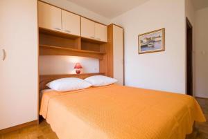 Postel nebo postele na pokoji v ubytování Apartment in Nin with sea view, terrace, air conditioning, Wi-Fi (4868-4)