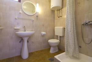 Koupelna v ubytování Apartment in Nin with sea view, terrace, air conditioning, Wi-Fi (4868-4)