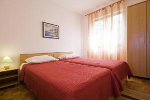Postel nebo postele na pokoji v ubytování Apartment in Nin with sea view, terrace, air conditioning, Wi-Fi (4868-4)