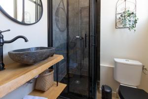 La salle de bains est pourvue d'un lavabo et d'une douche. dans l'établissement Le Secret de la Taverne - Netflix/Wifi - Chasse Aux Trésor à l'intérieur, à Carcassonne