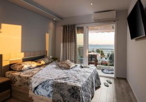 Posteľ alebo postele v izbe v ubytovaní Sunset Studios - Suites with Seaview & Back Side Apartements