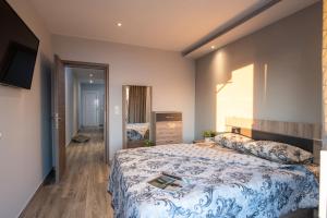 Posteľ alebo postele v izbe v ubytovaní Sunset Studios - Suites with Seaview & Back Side Apartements