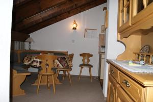 Una cocina con una mesa y sillas en una habitación. en Cadras, en Tinzen