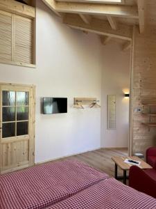 TV a/nebo společenská místnost v ubytování Carolinger Hüttendorf