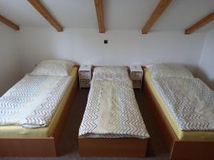 Postel nebo postele na pokoji v ubytování Ubytování u Krpců