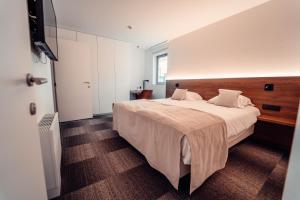Postel nebo postele na pokoji v ubytování Casino Hotel