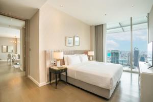 Postel nebo postele na pokoji v ubytování Magnolias Ratchadamri Boulevard Serviced Residences