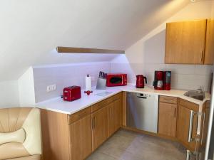 Kuchyň nebo kuchyňský kout v ubytování FeWo mit Balkon direkt am Wald und Wanderweg Ruhe pur 2 OG