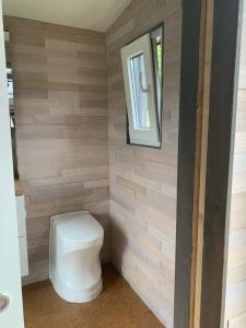 A bathroom at Tiny House by Lieblingsplatz