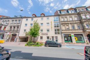 un coche aparcado delante de un edificio en Hotel Centro Fürth Nürnberg, en Fürth