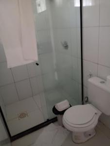 uma casa de banho com um WC branco e um chuveiro em Hotel SESI Valença em Valença