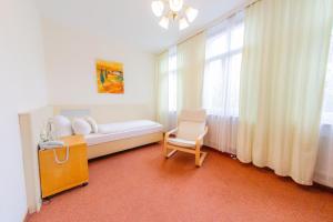 1 dormitorio con 1 cama, 1 silla y 1 ventana en Hotel Centro Fürth Nürnberg, en Fürth