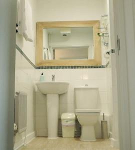 Et badeværelse på Blue Apartment in Peterborough