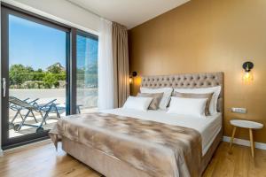 Posteľ alebo postele v izbe v ubytovaní NEW! Villa EDEN with heated private pool, a hydromassage, a Hot-tub, fun zone with Treadmill, 4 en-suite bedrooms + 37 fotografií