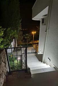 een trap die 's nachts naar een gebouw leidt bij Villa Gloria in Cavtat