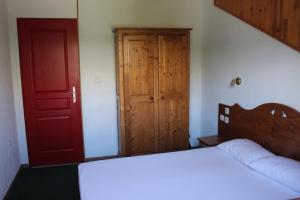 a bedroom with a bed and a red door at Appartement Superdévoluy les 4 Géants in Superdevoluy