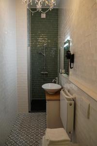 a bathroom with a sink and a shower at Boetiekhotel Ons Oude Raadhuis digitaal inchecken in Hooge Zwaluwe