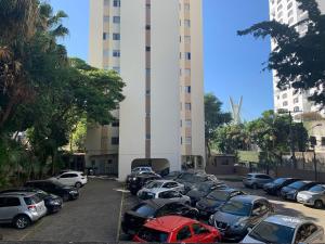 サンパウロにある151 · Apartamento inteiro no Morumbiの駐車場に停車した車列