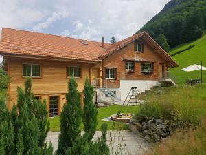 ein Holzhaus mitten auf einem Feld in der Unterkunft Ferien im Gugger in Nesslau