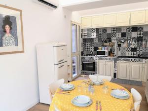 a dining room with a table and a kitchen at Suite On Fish Market in Catania