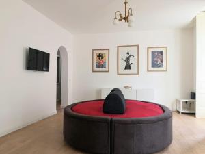 a room with a black cat sitting on a red couch at Suite On Fish Market in Catania