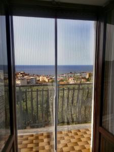 トラビーアにあるBenvenuti al Sudのガラスのドアから海の景色を望めます。