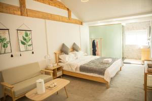 雪湖轻奢民宿 Snowlake Inn客房内的一张或多张床位