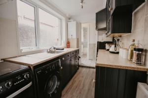 uma cozinha com um lavatório e uma máquina de lavar louça em LIME St by Prestige Properties SA em Barrow in Furness