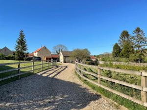 Ein Zaun und ein Feldweg neben einem Haus in der Unterkunft Farriers Cottage in Grantham