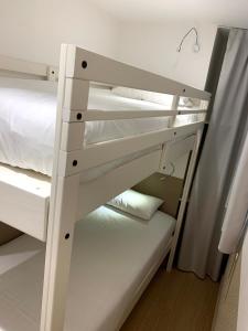 Двухъярусная кровать или двухъярусные кровати в номере Share Inn Appartements