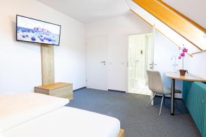 Televisyen dan/atau pusat hiburan di Hotel Eydt Kirchheim