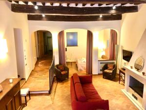 a living room with a red couch and chairs at Il Corso in Montepulciano