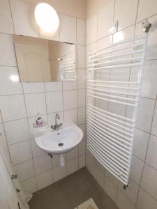 A bathroom at Kamilla Panzió és Rendezvényház Még 14 kép