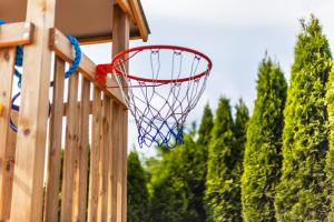 einem Basketballkorb an einem Holzzaun in der Unterkunft Ols Berghaus in Olsberg