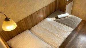 Posteľ alebo postele v izbe v ubytovaní Penzión pri Kaštieli