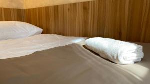 Postel nebo postele na pokoji v ubytování Penzión pri Kaštieli