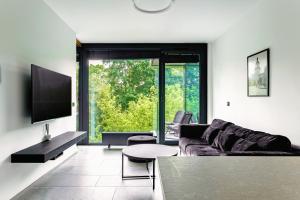un soggiorno con divano e una grande finestra di Apartamenty Premium NJ Lublin Centrum Basen & SPA a Lublino