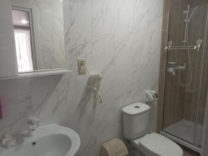 科布列韋的住宿－Aquapark Koblevo Hotel，浴室配有卫生间水槽和淋浴。