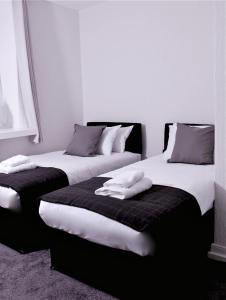 En eller flere senge i et værelse på Maritime Apartments