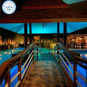 邦濤海灘的住宿－Chivatara Resort Bang Tao Beach Phuket - SHA，通往游泳池的木板路