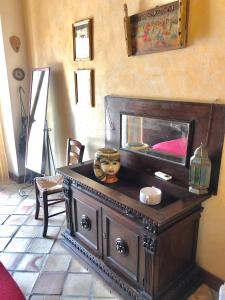 una habitación con una mesa de madera con un tazón. en Villa Almoezia Charming B&B, en Taormina