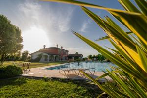 uma casa com piscina em frente a uma casa em Villa San Pietro em Desenzano del Garda