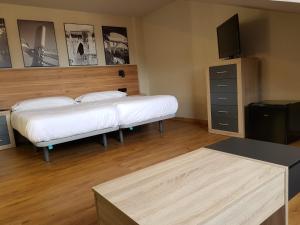 Łóżko lub łóżka w pokoju w obiekcie Apartamentos Turísticos y Habitaciones Cidade Vella by Bossh! Hotels