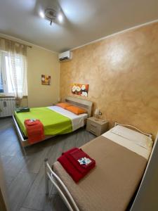 ガリポリにあるB&B Caviraniのベッド2台と椅子2脚が備わる客室です。